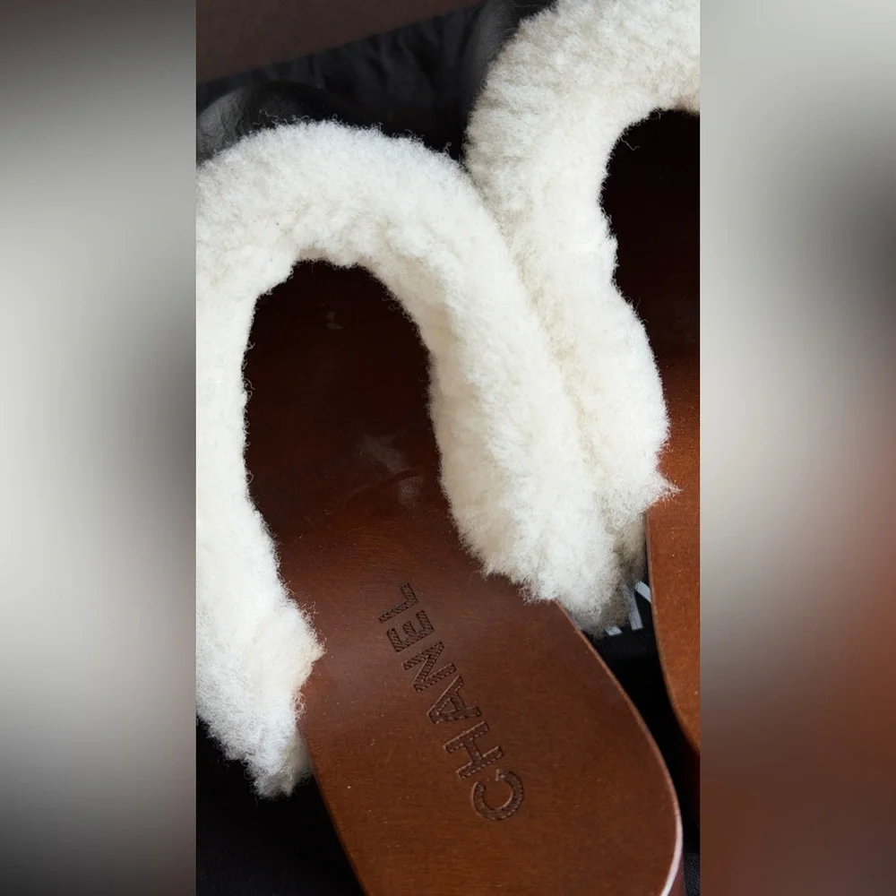 🖤CHANEL🖤Shearling Crinkled Leather Clogs - Picture 6 of 13